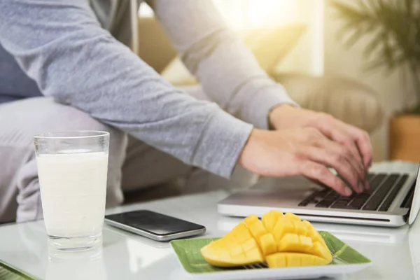 Közeli Kép Mango Szeletelt Mozgatható Telefon Pohár Tej Állva Táblázat — Stock Fotó