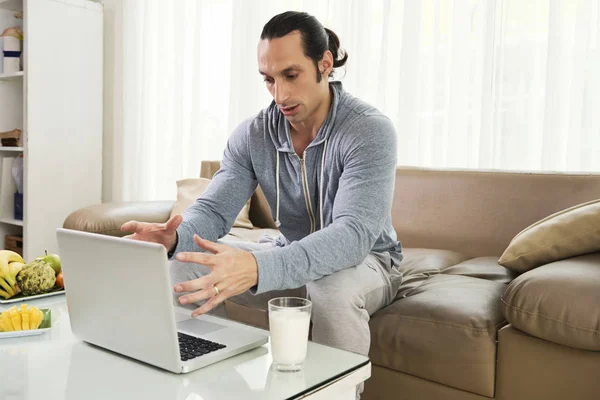 Fiatal Ember Dolgozik Szabadúszóként Otthon Ülő Dívány Előtt Laptop Intett — Stock Fotó