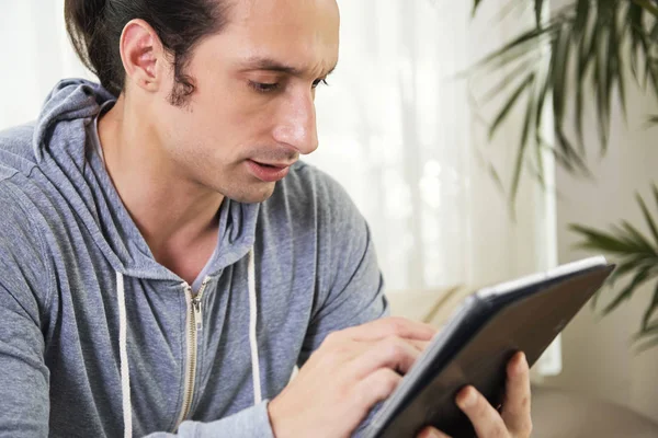 Allvarlig Casual Man Håller Digital Tablett Och Kommunicera Online Eller — Stockfoto