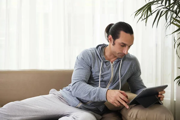 Genç Adam Rahat Koltukta Oturuyor Dijital Tablet Evde Bir Şey — Stok fotoğraf