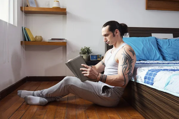 Casual Giyim Katta Oturan Evde Ilginç Bir Kitap Okuma Onun — Stok fotoğraf