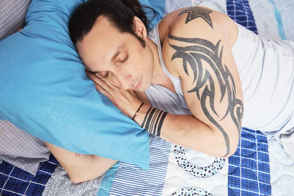 Giovane Stanco Con Tatuaggi Sulla Spalla Sdraiato Sul Cuscino Dormire — Foto Stock