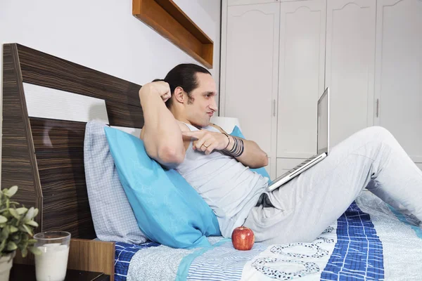 Stilig Muskulös Blogger Sitter Sängen Med Laptop Och Visar Sina — Stockfoto