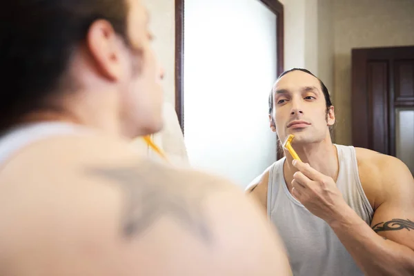 Jovem Frente Espelho Barbear Parte Manhã Banheiro — Fotografia de Stock