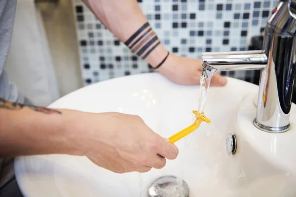 Primer Plano Del Joven Lavando Hoja Bajo Agua Después Afeitarse — Foto de Stock