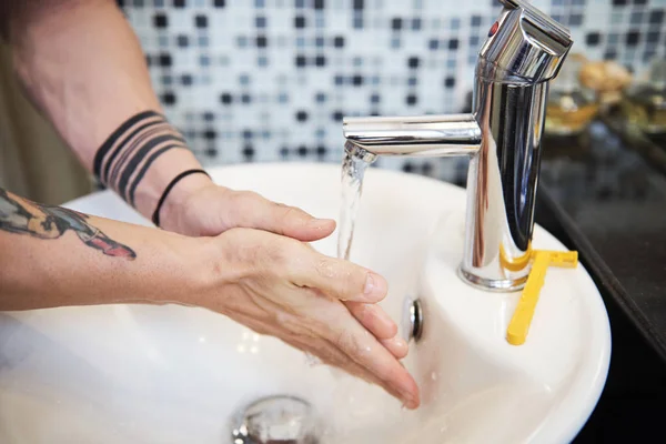 Närbild Mannen Med Tatueringar Händerna Handtvätt Rinnande Vatten — Stockfoto