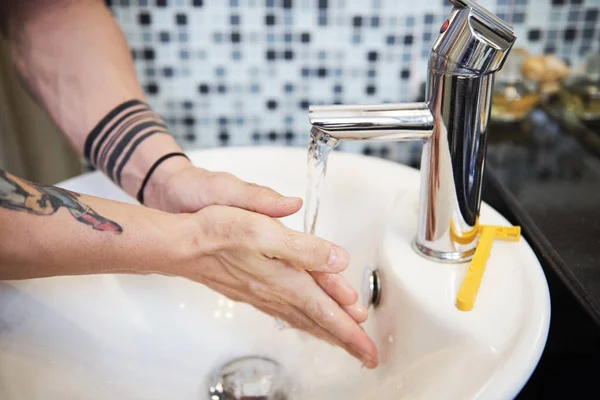 Nahaufnahme Eines Mannes Mit Tätowierungen Auf Den Händen Der Sich — Stockfoto