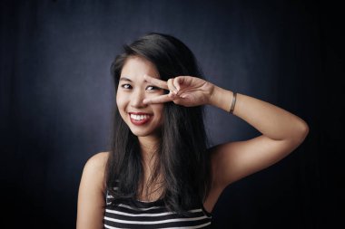 Mutlu esmer siyah arka plan üzerine kamera poz portresi