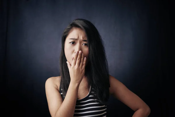 Portret Van Aziatische Bezorgd Jongedame Gesloten Haar Mond Met Haar — Stockfoto