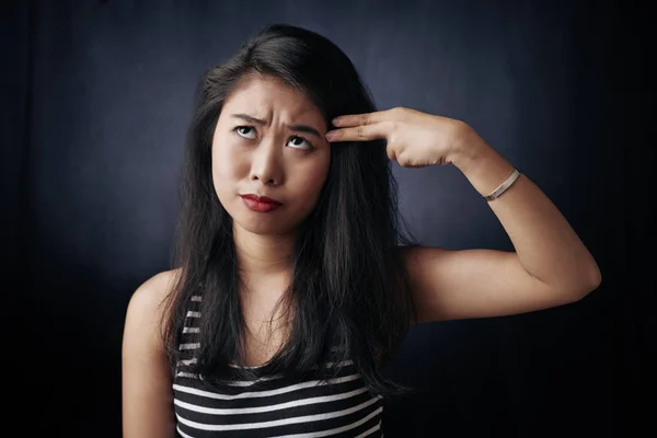 Karanlık Uzun Saçlı Şakağına Dokunmaktan Yorgunluk Ifade Asyalı Genç Kadın — Stok fotoğraf