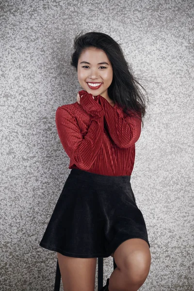 Retrato Mujer Joven Asiática Blusa Roja Falda Elegante Sentada Silla —  Fotos de Stock