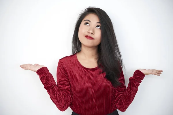 Retrato Ásia Bonita Mulher Vermelho Blusa Encolhendo Branco Fundo — Fotografia de Stock