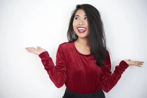 Retrato Una Joven Asiática Una Elegante Blusa Sonriendo Haciendo Gestos —  Fotos de Stock
