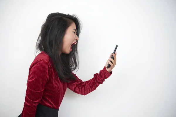 Giovane Donna Furiosa Piedi Urlando Mentre Parla Sul Telefono Cellulare — Foto Stock