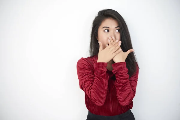 Retrato Una Jovencita Guapa Asustada Algo Cerrando Boca Abierta Con — Foto de Stock