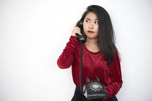 Młoda Kobieta Ciemne Długie Włosy Trzymając Vintage Telefon Mówić Białym — Zdjęcie stockowe