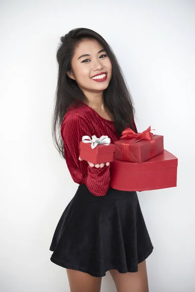 Retrato Chica Asiática Pie Falda Corta Sosteniendo Cajas Regalo Para —  Fotos de Stock