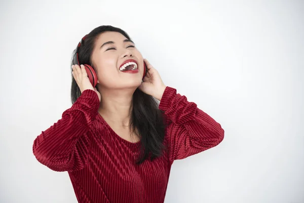 Asiatische Brünette Mädchen Kopfhörer Musik Hören Und Singen Ein Lied — Stockfoto