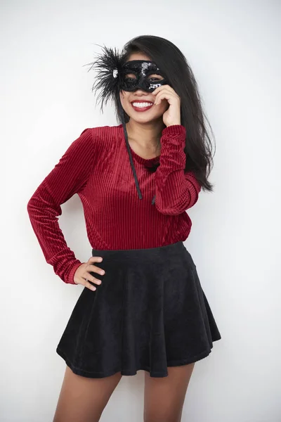 Portre Genç Zarif Bayan Kısa Etek Ayakta Siyah Karnaval Maskesi — Stok fotoğraf