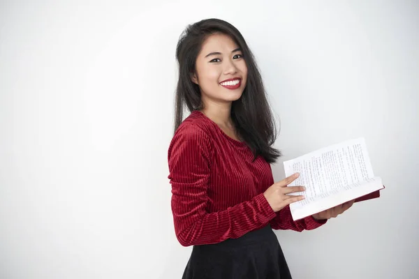 Portret Van Gelukkig Aziatische Vrouwelijke Student Permanent Met Boek Glimlachend — Stockfoto