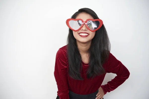 Retrato Una Joven Morena Con Grandes Gafas Sol Forma Corazón —  Fotos de Stock