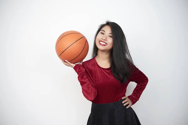 Retrato Mujer Hermosa Asiática Sosteniendo Pelota Para Juego Baloncesto Sonriendo —  Fotos de Stock