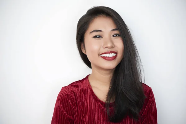 Siyah Uzun Saçlı Kameraya Gülümseyen Dudaklarında Kırmızı Ruj Ile Asyalı — Stok fotoğraf