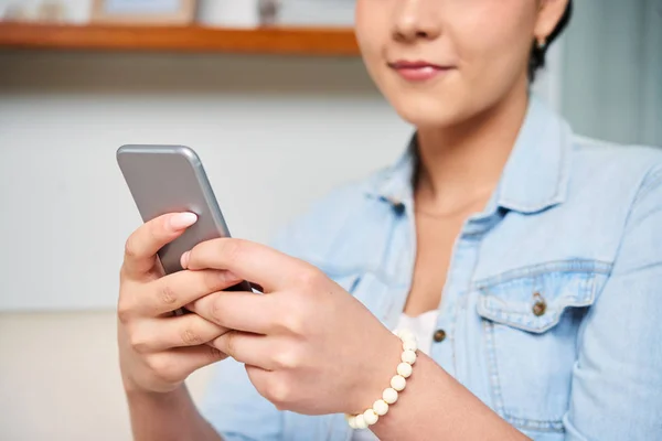 Primer Plano Joven Sosteniendo Teléfono Inteligente Escribiendo Mensaje Navegar Por — Foto de Stock