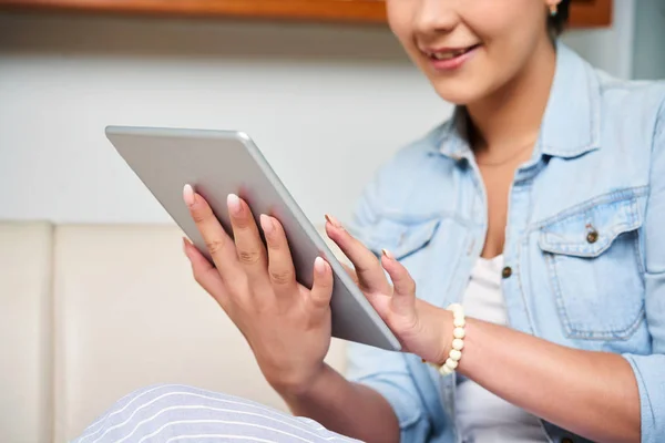 Dijital Tablet Tutarak Online Iletişim Onun Arkadaşlarıyla Evde Genç Kadın — Stok fotoğraf