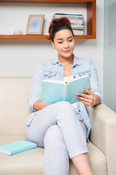 Mujer Joven Sentada Cómodo Sofá Descansando Para Leer Libro Casa — Foto de Stock