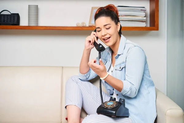 Szczęśliwa Kobieta Odpoczynku Kanapie Patrząc Jej Manicure Podczas Rozmowy Telefon — Zdjęcie stockowe