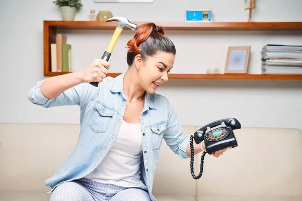 Woedend Vrouw Wil Vintage Telefoon Met Hamer Sloeg Zittend Bank — Stockfoto