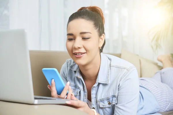 Sorridente Giovane Donna Sdraiata Sul Divano Fronte Computer Portatile Utilizzando — Foto Stock