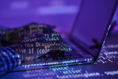 Programcı tarafından Danışma laptop tuş takımında yazarak ellerinde elektronik veri yansıması