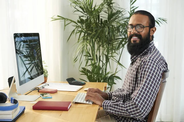 Glad Ung Blandad Ras Ingenjör Tittar Dig Med Leende Samtidigt — Stockfoto