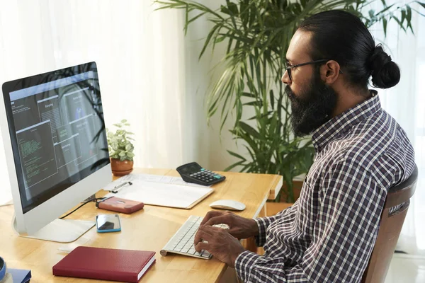 Hedendaagse Programmeur Vrijetijdskleding Zitten Door Bureau Voor Computermonitor Terwijl Ontwikkeling — Stockfoto