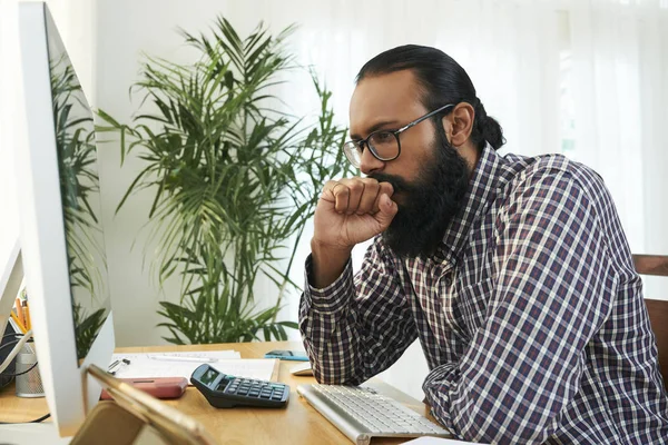 Tenso Joven Programador Camisa Casual Anteojos Sentado Junto Escritorio Delante — Foto de Stock