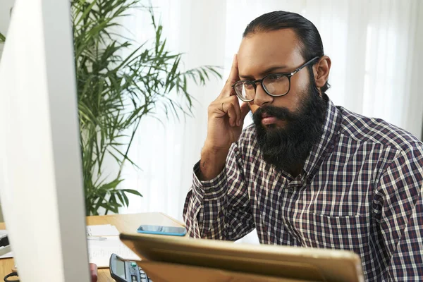 Bärtiger Softwareentwickler Freizeitkleidung Blickt Auf Verschlüsselte Daten Auf Dem Computerbildschirm — Stockfoto