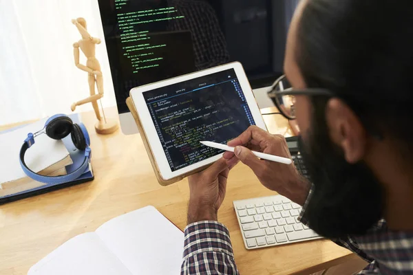 Desenvolvedor Com Stylo Apontando Para Dados Codificados Tela Tablet Enquanto — Fotografia de Stock