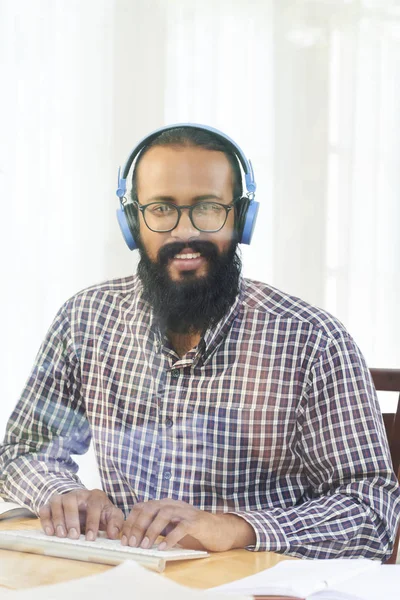 Profissional Barbudo Camisa Casual Fones Ouvido Óculos Olhando Para Você — Fotografia de Stock