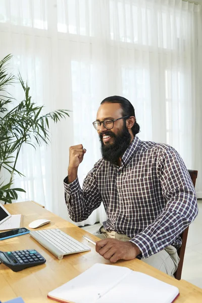 Framgångsrik Affärsman Gör Gest Medan Tittar Datorskärmen Skrivbord Arbetsdagen — Stockfoto