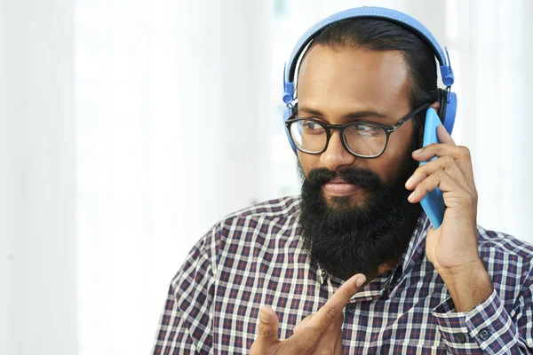 Ung Skäggig Man Hörlurar Och Glasögon Talar Smartphone Medan Använder — Stockfoto