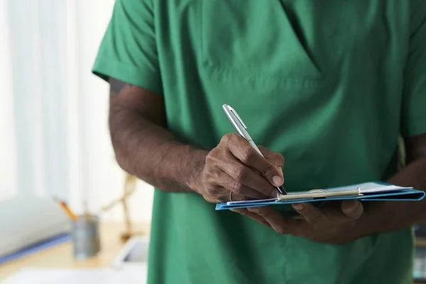 Mão Médico Mestiço Escrevendo Prescrições Diagnóstico Papel Enquanto Trabalhava Clínicas — Fotografia de Stock