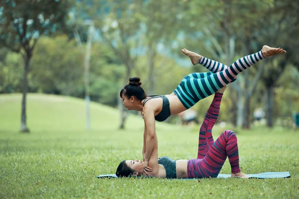 Donne Asiatiche Flessibili Che Praticano Acroyoga Nel Parco Sport — Foto Stock