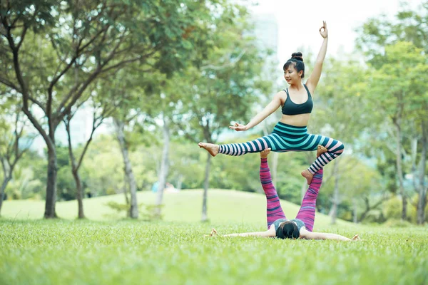 Two Asian Flexible Women Practicing Acroyoga Park — Stock Photo, Image
