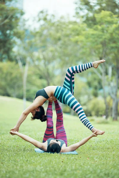 Två Passar Flexibla Asiatiska Kvinnor Tränar Acroyoga Park — Stockfoto