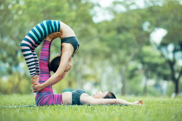 Donne Asiatiche Flessibili Che Praticano Acroyoga Nel Parco Sport — Foto Stock