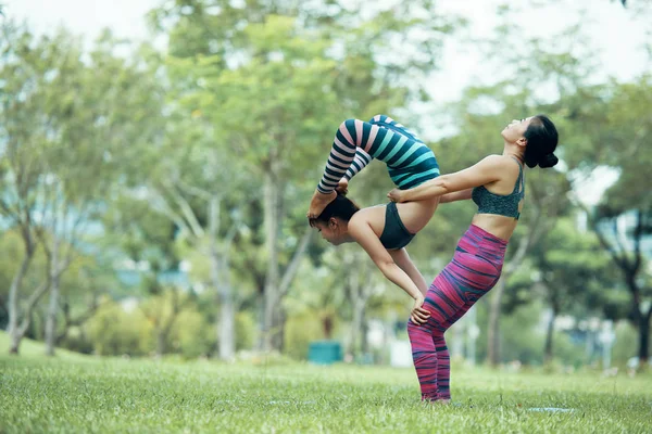 Due Donne Asiatiche Flessibili Forma Che Praticano Acroyoga Nel Parco — Foto Stock