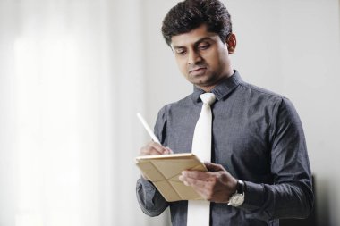 Belge tablet bilgisayarda okuma ve düzeltme yapma ciddi Hint girişimci