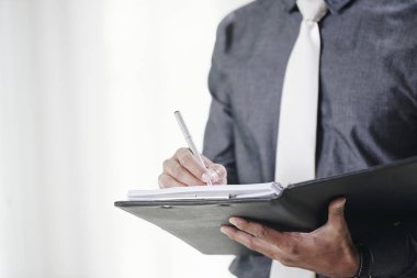 Yakın çekim resmin işadamı imzalama klasöründe sözleşmeleri